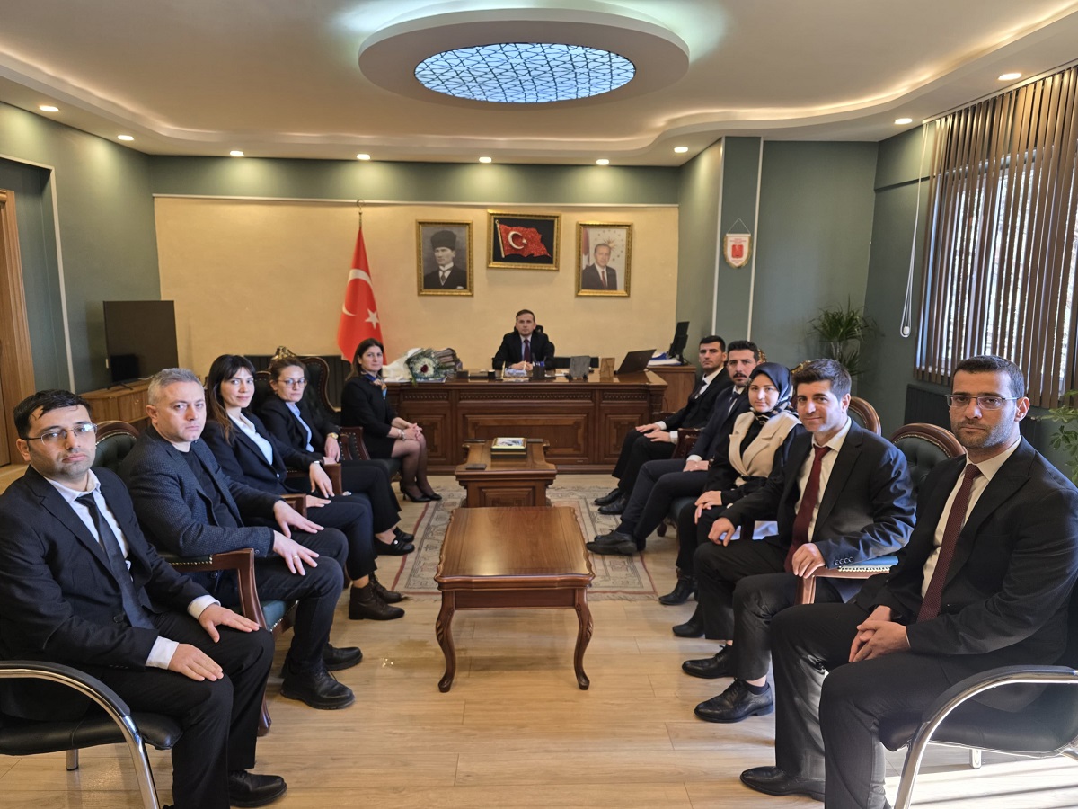 Vergi Dairesi Müdürü Sevda GÖREN ve Vergi Dairesi personellerimizle birlikte Sayın Kaymakamımız Kadir ULUSOY'u makamında ziyaret ettiler.